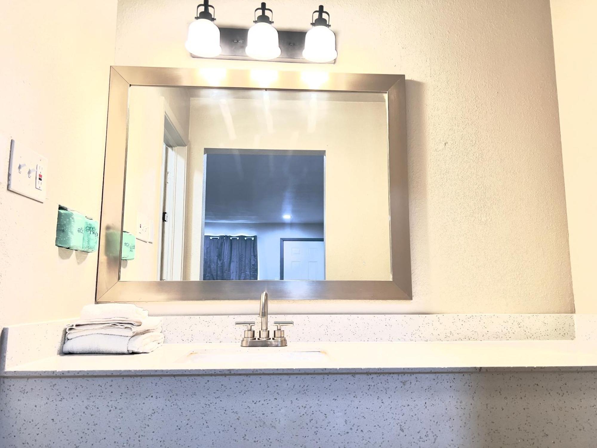 Economy Inn And Suites Талса Экстерьер фото