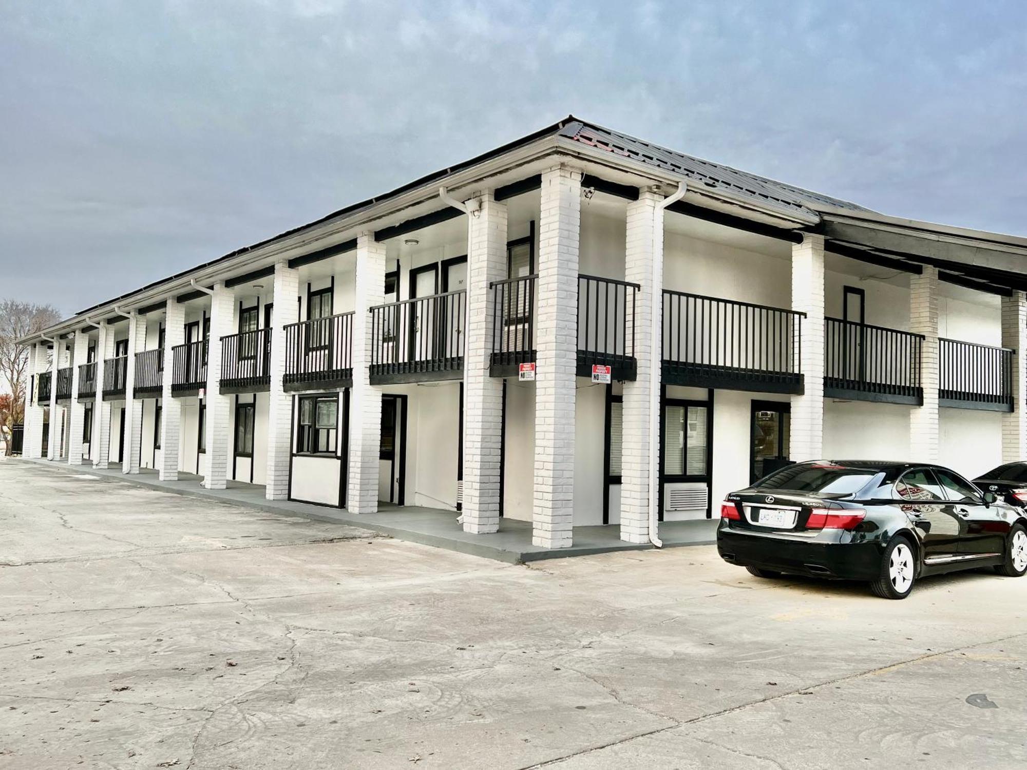 Economy Inn And Suites Талса Экстерьер фото